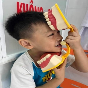 Hướng dẫn chăm sóc răng miệng cho trẻ theo từng độ tuổi
